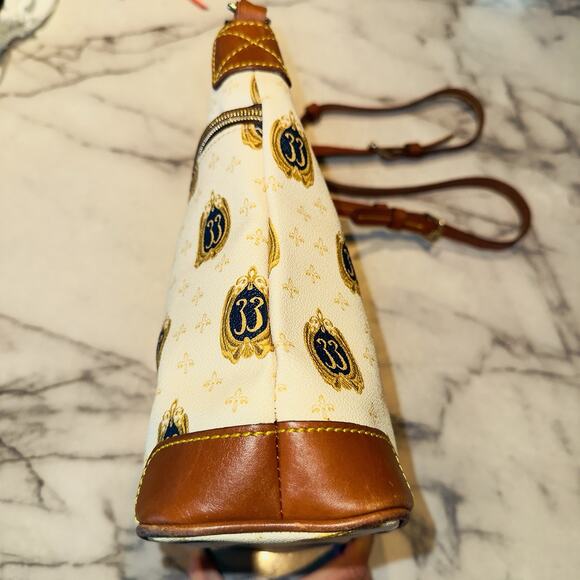 2015 Disneyland Club 33 Logo Dooney & Bourke Letter Carrier Handbag Crossbody LE - Picture 11 of 13